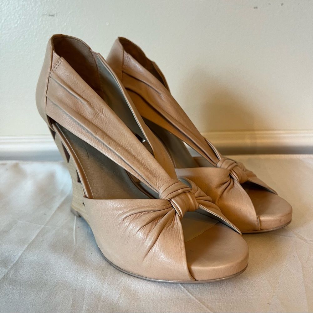 Donald J Pliner Womens Size
8 M Beige Wedge Sandals
Becca Leather High Heels - Picture 13 of 13